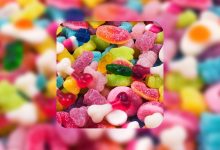 portrait-woman-visiting-luxurious-city-dubai